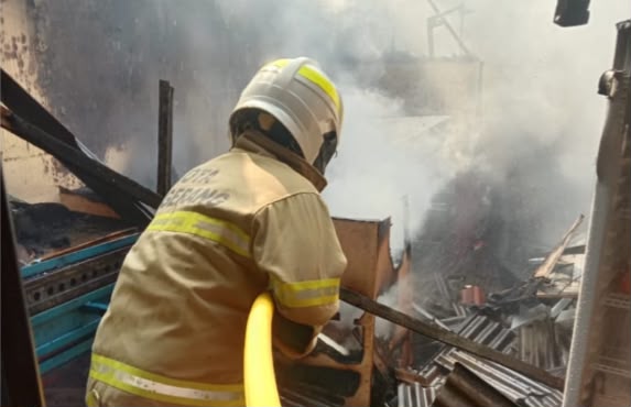 Api Melalap Permukiman di Karang Tengah, Satu Rumah dan Lima Kios Ludes Terbakar Api Melalap Permukiman di Karang Tengah, Satu Rumah dan Lima Kios Ludes Terbakar