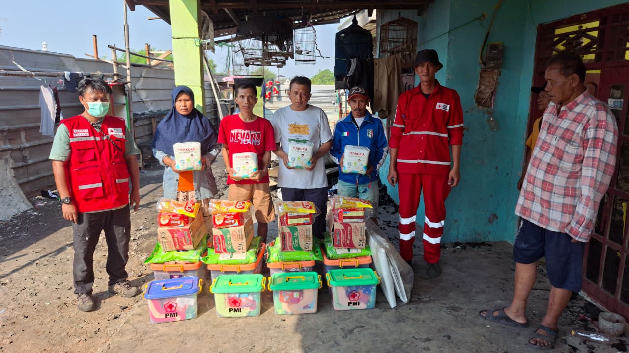 Palang Merah Indonesia (PMI) Kota Tangerang menyalurkan bantuan logistik kepada warga yang terdampak kebakaran di Jalan Irigasi RT 02/RW 04, Kelurahan Karang Anyar