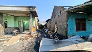 Empat Rumah Terbakar di Karang Anyar, PMI Kota Tangerang Distribusikan Bantuan Logistik