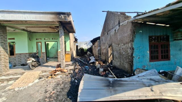Empat Rumah Terbakar di Karang Anyar, PMI Kota Tangerang Distribusikan Bantuan Logistik
