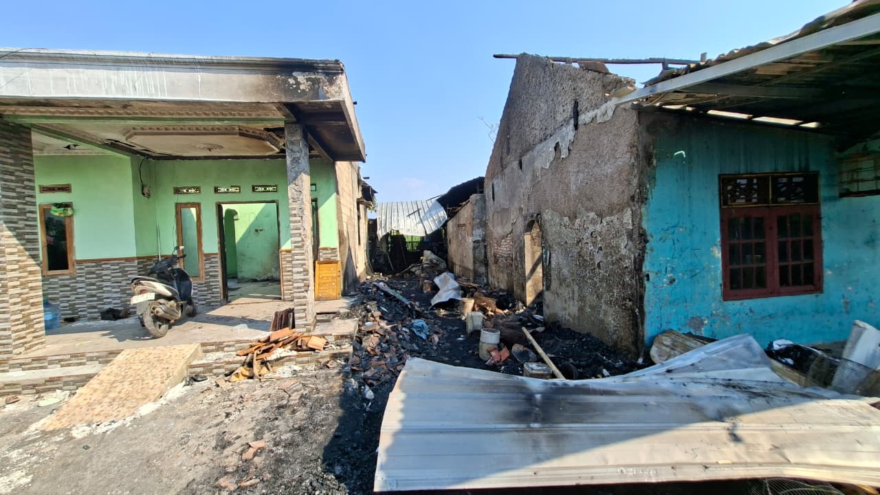 Empat Rumah Terbakar di Karang Anyar, PMI Kota Tangerang Distribusikan Bantuan Logistik (2) Empat Rumah Terbakar di Karang Anyar, PMI Kota Tangerang Distribusikan Bantuan Logistik