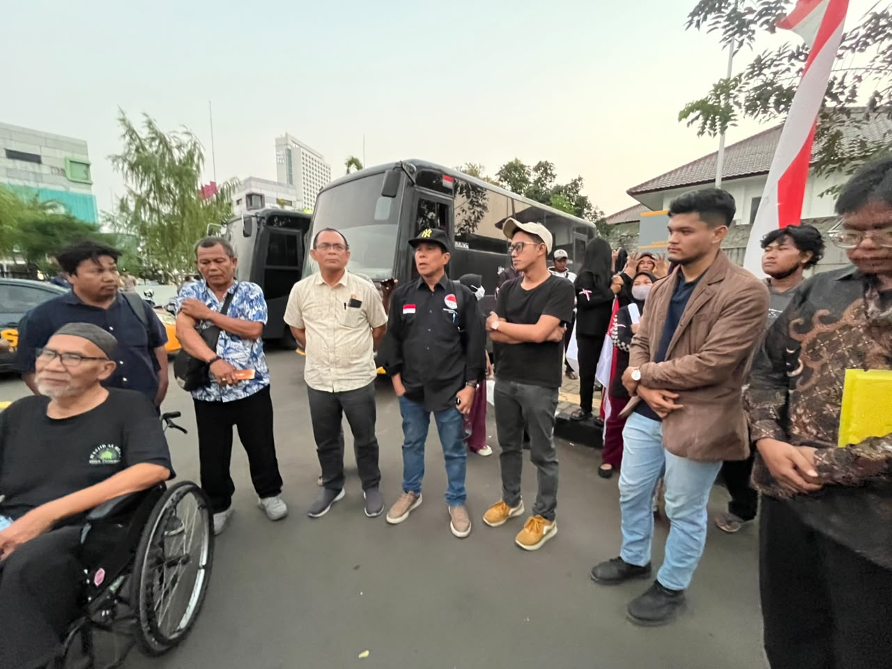 Enam Laporan Polisi Belum Tuntas, Keluarga Pandih Desak Polisi Tangkap Terduga Pelaku Proyek Rasuna Said (1) Enam Laporan Polisi Belum Tuntas, Keluarga Pandih Desak Polisi Tangkap Terduga Pelaku Proyek Rasuna Said