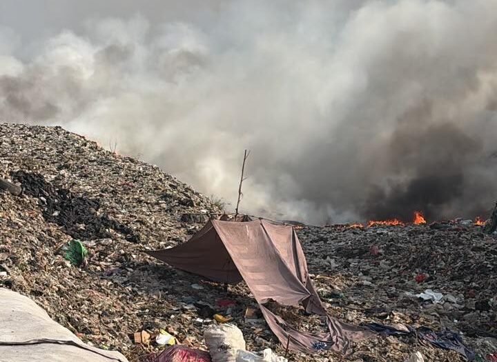 KLH Pantau Polusi TPA Jatiwaringin Kabupaten Tangerang, Kandungan Gas Metana Persulit Pemadaman KLH Pantau Polusi TPA Jatiwaringin Kabupaten Tangerang, Kandungan Gas Metana Persulit Pemadaman