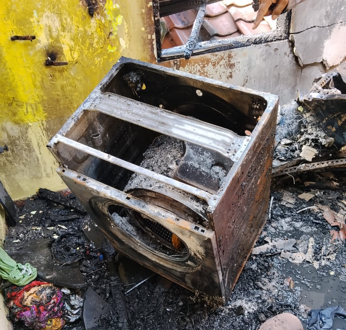 Korsleting Mesin Cuci Picu Kebakaran Dua Rumah di Perum Simprug Poris