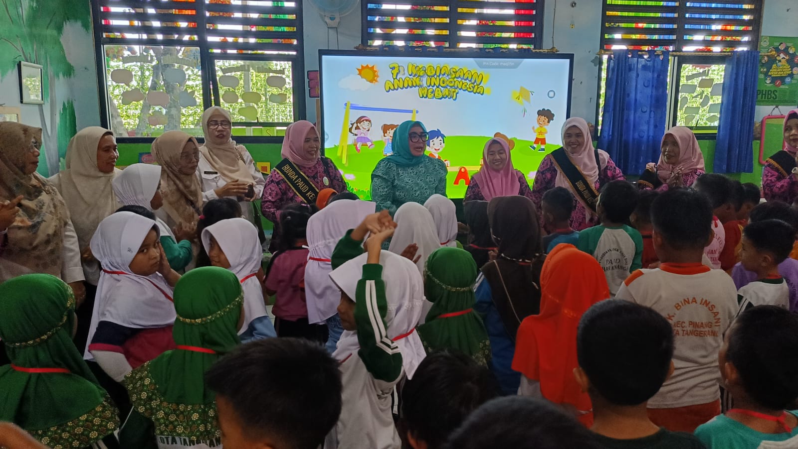 Memasuki hari ketiga pelaksanaan Masa Pengenalan Lingkungan Sekolah (MPLS), Bunda PAUD Kota Tangerang, Rini Rizqiyya Maryono, melakukan monitoring ke SDN Gondrong 3 dan SDN
