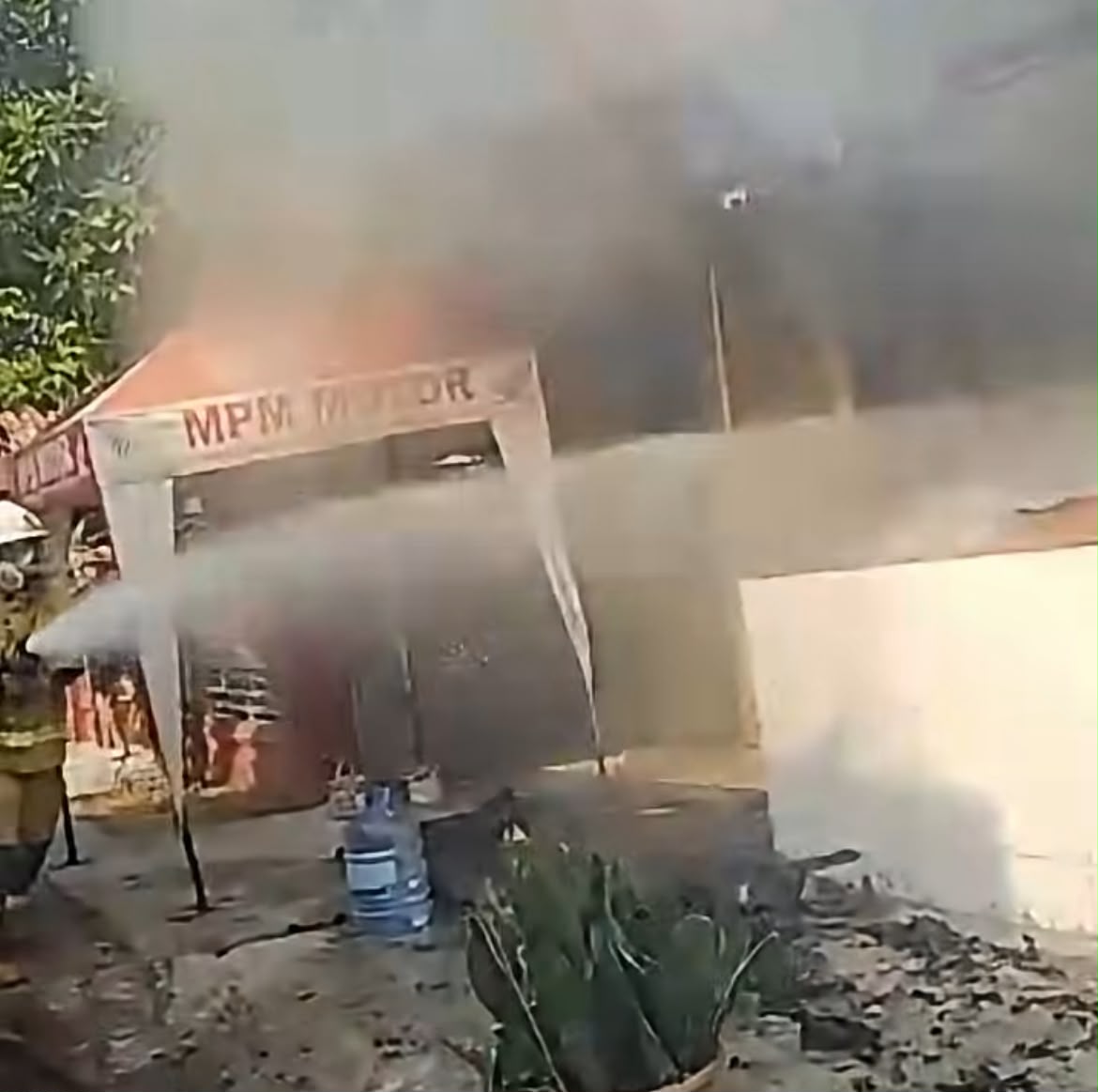 Kebakaran melanda sebuah ruko yang ditempati tiga jenis usaha di Jalan Sukarela, RT 002/RW 005, Kelurahan Paninggilan, Kecamatan Ciledug, Kota Tangerang, pada Rabu, 29 Juli 2026 pagi. Api menghanguskan bangunan yang digunakan sebagai rumah makan Padang,