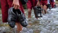 Jembatan Hanyut, Murid SD di Labuan Pandeglang Nekat Seberangi Sungai Setiap Hari