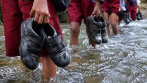 Jembatan Hanyut, Murid SD di Labuan Pandeglang Nekat Seberangi Sungai Setiap Hari