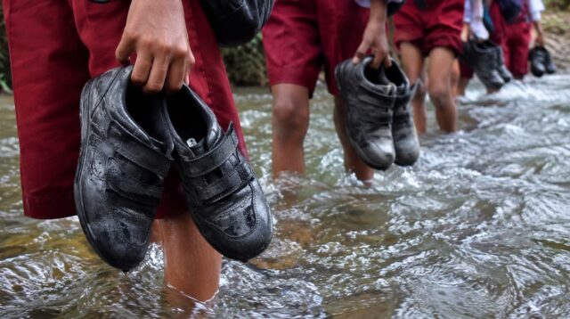 Jembatan Hanyut, Murid SD di Labuan Pandeglang Nekat Seberangi Sungai Setiap Hari