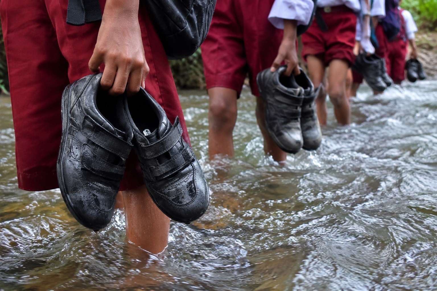 Jembatan Hanyut, Murid SD di Labuan Pandeglang Nekat Seberangi Sungai Setiap Hari