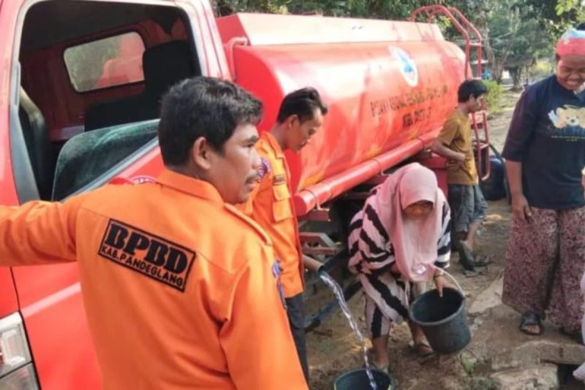 Kekeringan Meluas di Pandeglang, BPBD Pasok 61 Ribu Liter Air Bersih ke 14 Desa Kekeringan Meluas di Pandeglang, BPBD Pasok 61 Ribu Liter Air Bersih ke 14 Desa