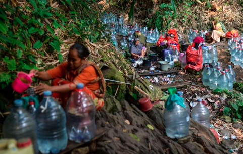 Kemarau Panjang, Warga Perbukitan Cilegon Tempuh 1 Kilometer ke Hutan Demi Air Bersih