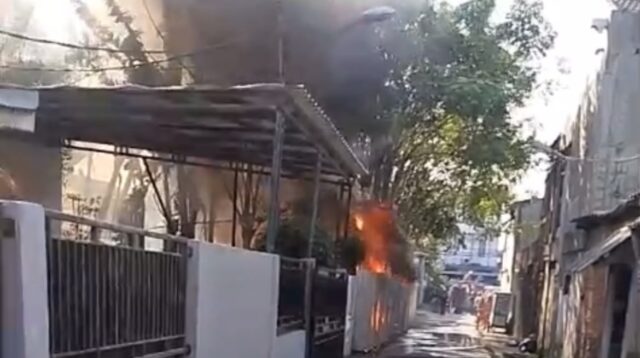 Lapak Barang Bekas di Karang Tengah Terbakar