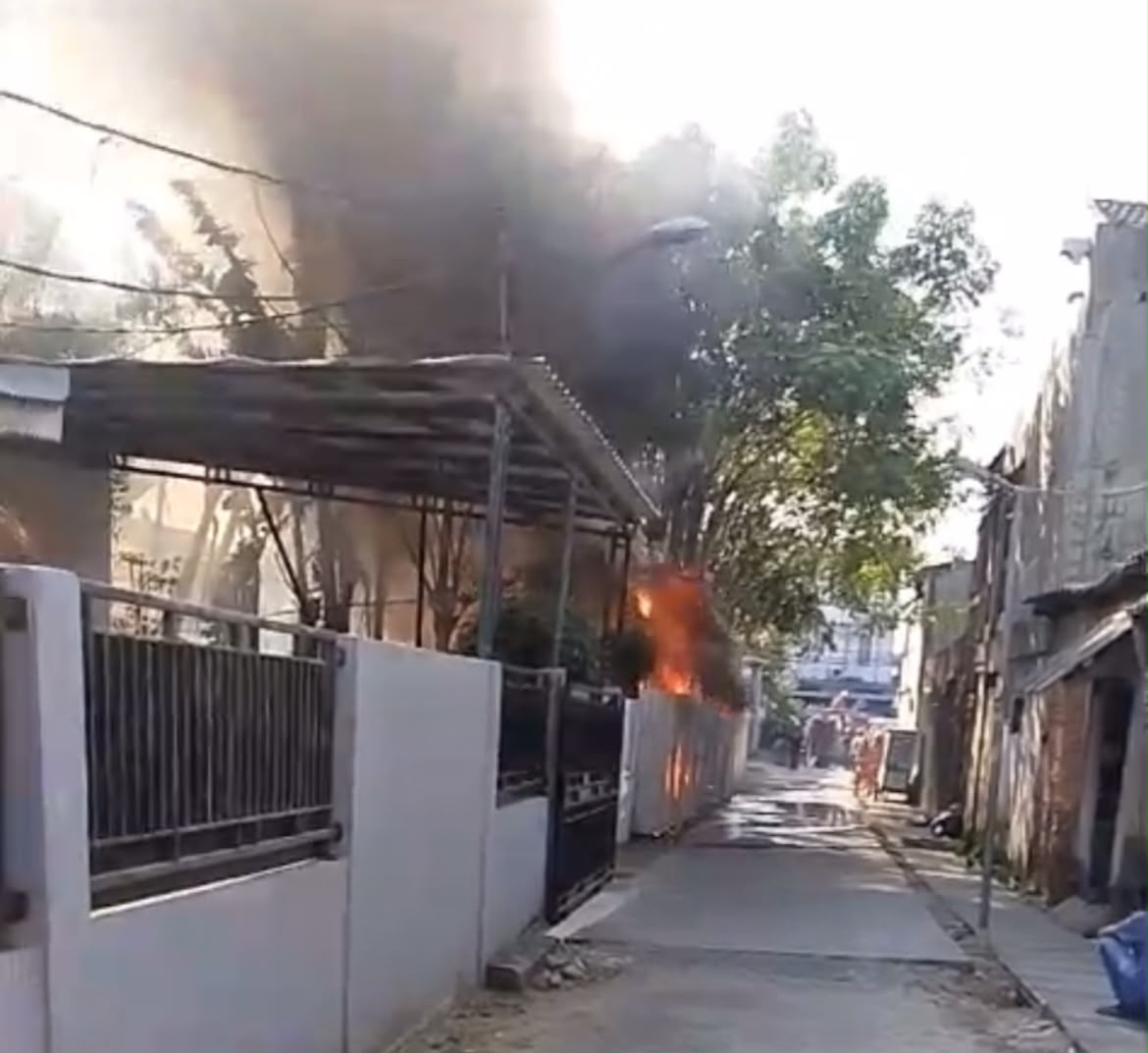 Lapak Barang Bekas di Karang Tengah Terbakar