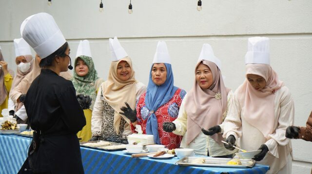 Lewat Program CSR Sapta Rasa, ARYADUTA Lippo Village Ajak Warga Bencongan Indah Belajar Pastry