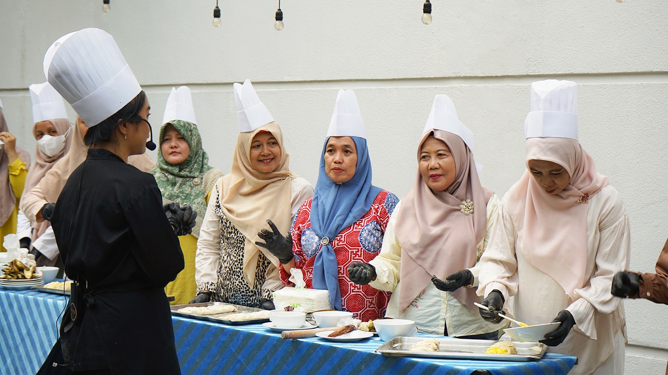 Lewat Program CSR Sapta Rasa, ARYADUTA Lippo Village Ajak Warga Bencongan Indah Belajar Pastry