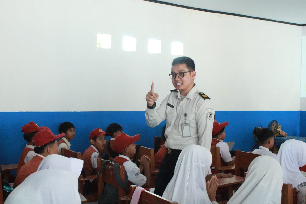 MPLS SMP El Hasan Diisi Edukasi Bapas Ciangir, Siswa Diajak Jauhi Judi Online dan Perundungan MPLS SMP El Hasan Diisi Edukasi Bapas Ciangir, Siswa Diajak Jauhi Judi Online dan Perundungan