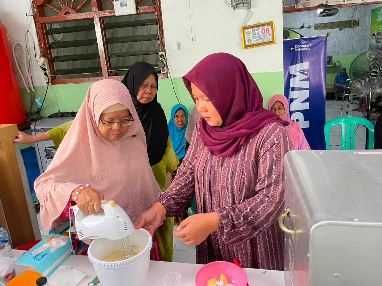 PNM Gelar Pelatihan Menjahit dan Membuat Kue untuk Lansia di Panti Werdha Jakarta, Dorong Kemandirian Produktif