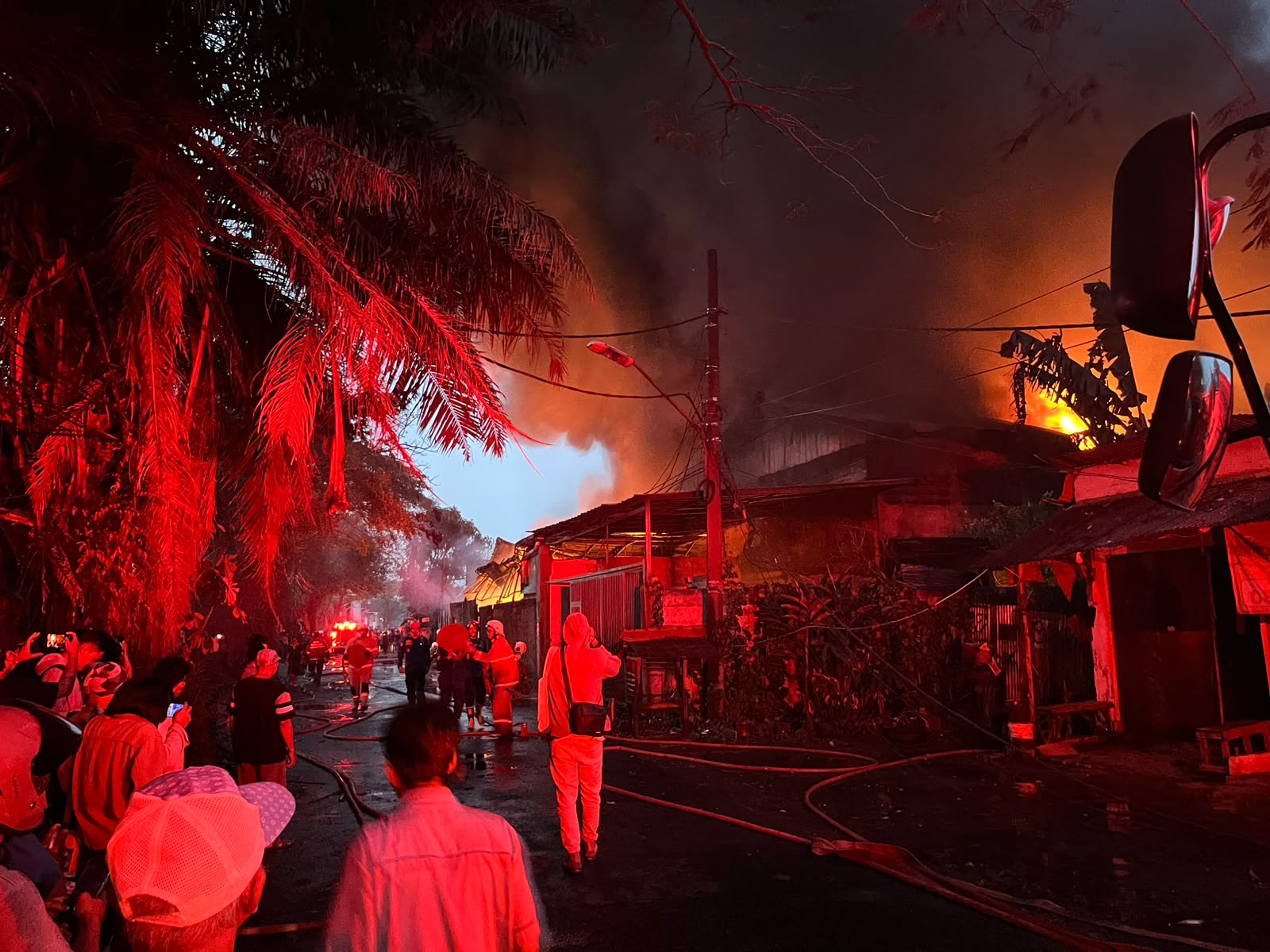Pabrik Kemenyan di Kota Tangerang Terbakar, 14 Unit Damkar Dikerahkan Pabrik Kemenyan di Kota Tangerang Terbakar, 14 Unit Damkar Dikerahkan