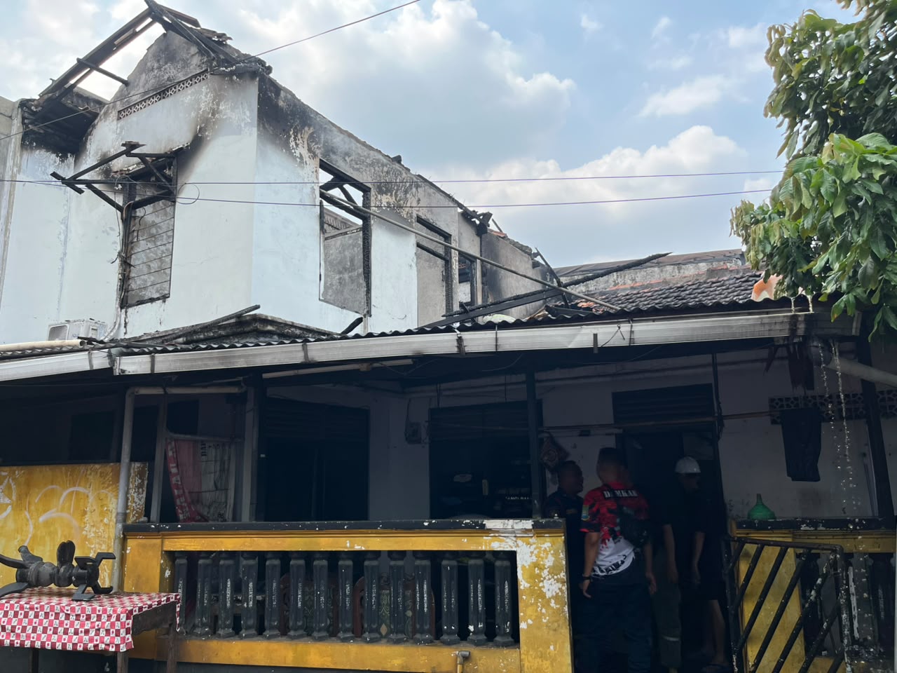 Satu Rumah di Karawaci Baru Terbakar, Api Berasal dari Lantai 2 Satu Rumah di Karawaci Baru Terbakar, Api Berasal dari Lantai 2