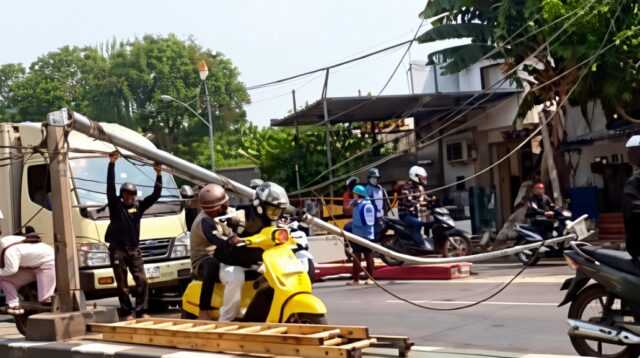 Tiang PJU Roboh di Flyover Cibodas, Arus Lalin Sempat Macet