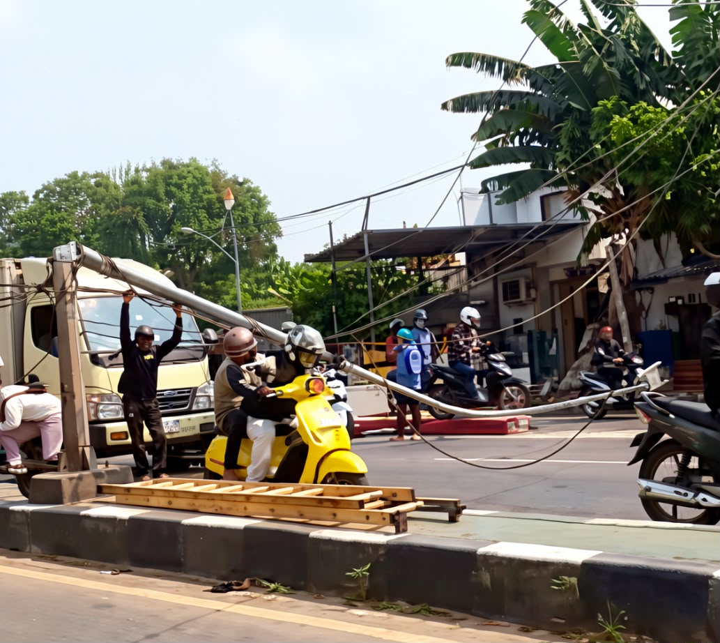 Tiang PJU Roboh di Flyover Cibodas, Arus Lalin Sempat Macet