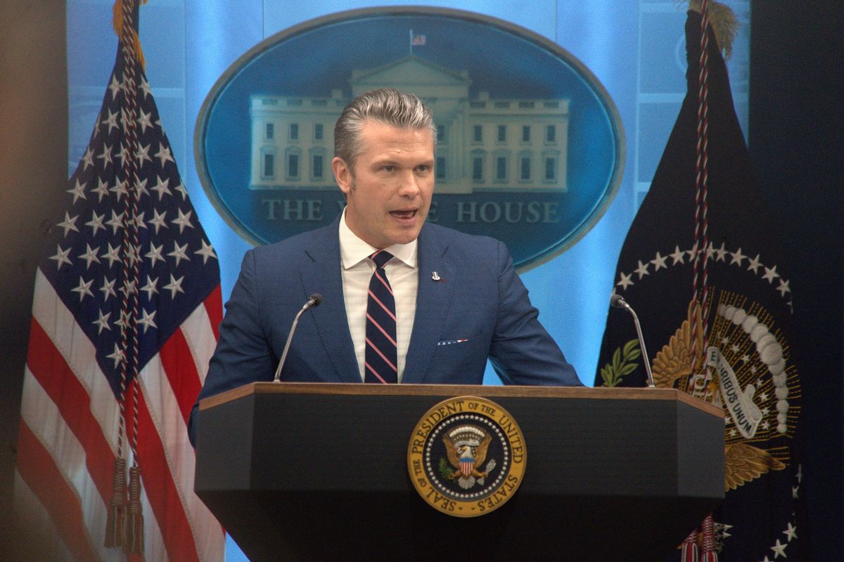 Menteri Pertahanan Amerika Serikat Pete Hegseth dalam konferensi pers di Gedung Putih, Washington DC, 6 April 2026.(XINHUA/LI YUANQING)