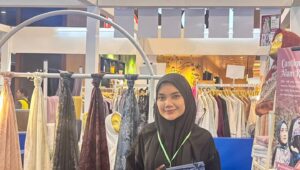Auli Mustlima, Merajut Cerita di Setiap Helai Hijab dari Tangerang