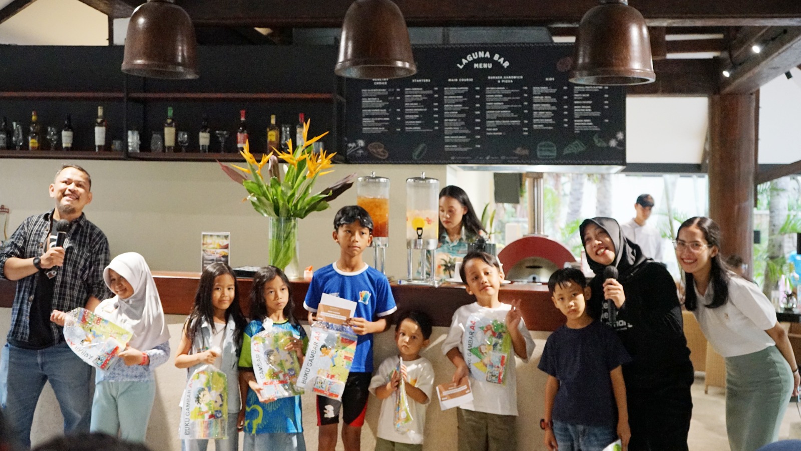 Belajar Fotografi Sambil Bermain, Family Photo Walk Jadi Momen Seru Keluarga di ARYADUTA