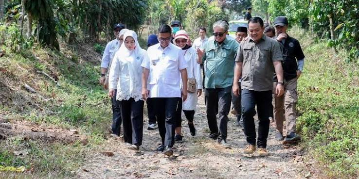 Gubernur Banten Janjikan Perbaikan Jalan Desa Cijaralang Mulai Oktober