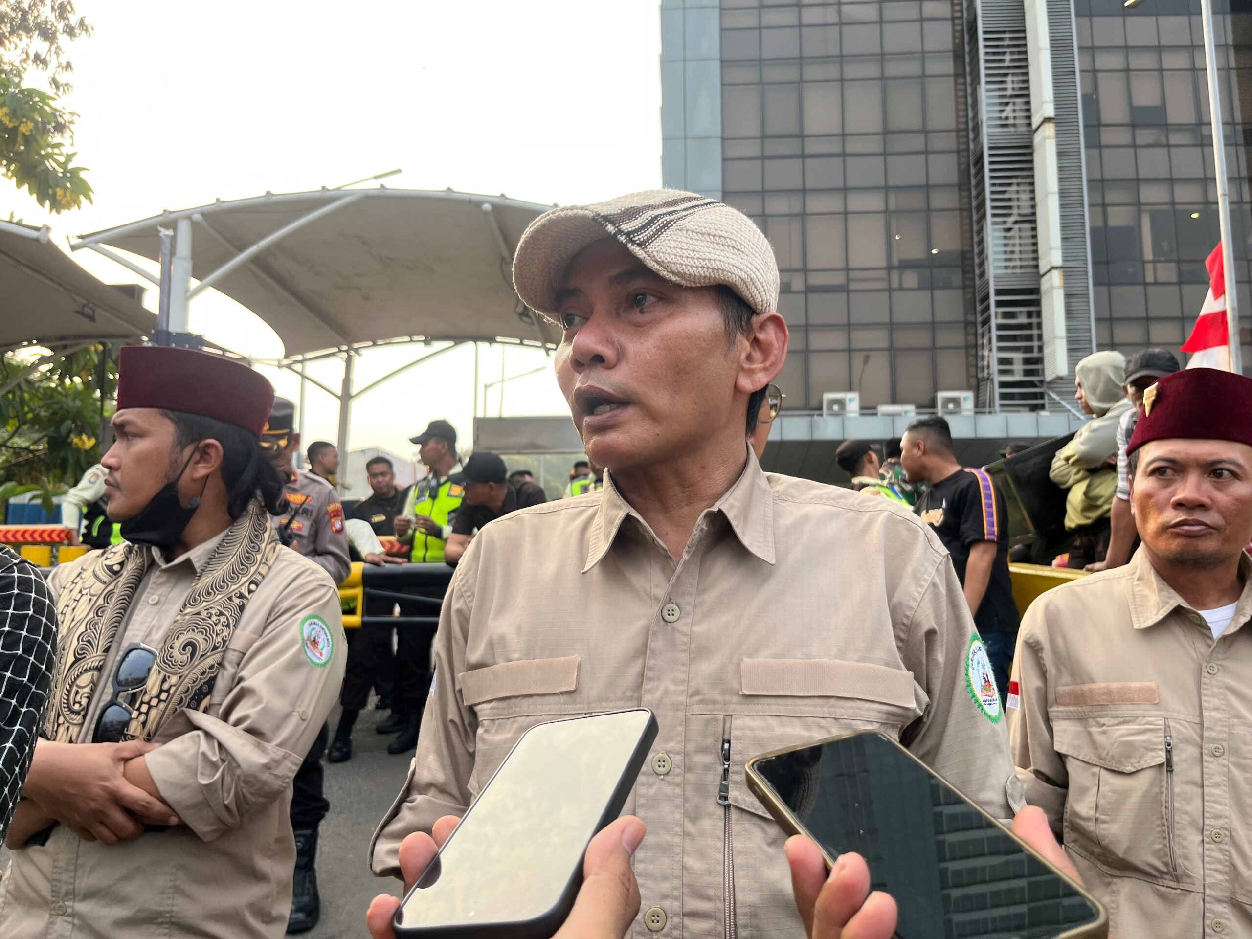 Koordinator Aksi Almamater 5 Kota Tangerang, Jalu, menyoroti dugaan pemindahan aliran Kali Cikokol di kawasan komersial TangCity