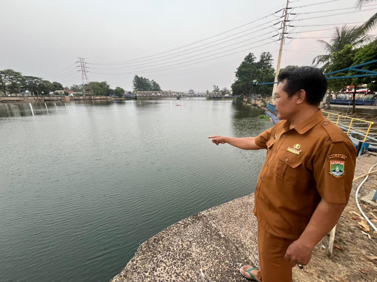 Petugas Operasional Bendungan Pintu Air 10, Suyadi,
