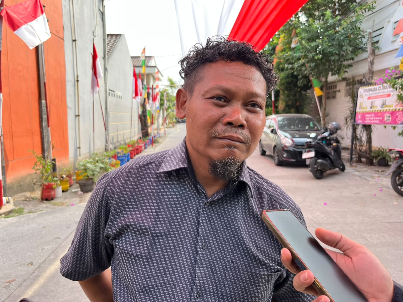 Ketua RW 06, Momon Simon