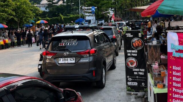 Palang Parkir Otomatis Bikin Antrean Mengular di Stadion Benteng Tangerang