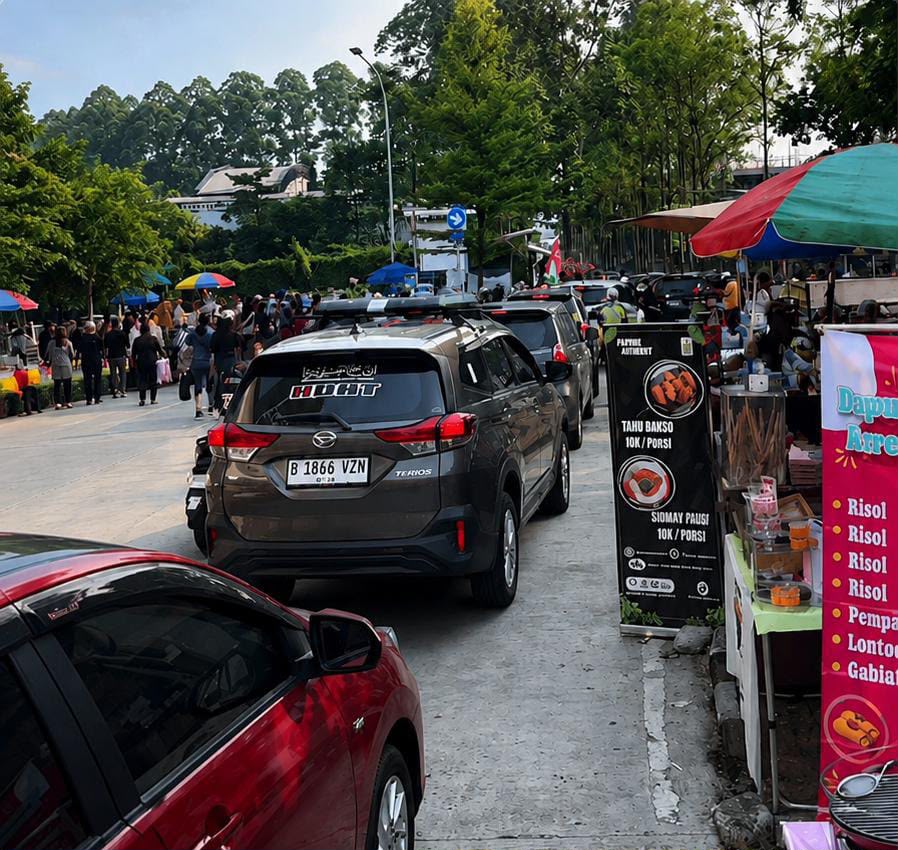 Palang Parkir Otomatis Bikin Antrean Mengular di Stadion Benteng Tangerang