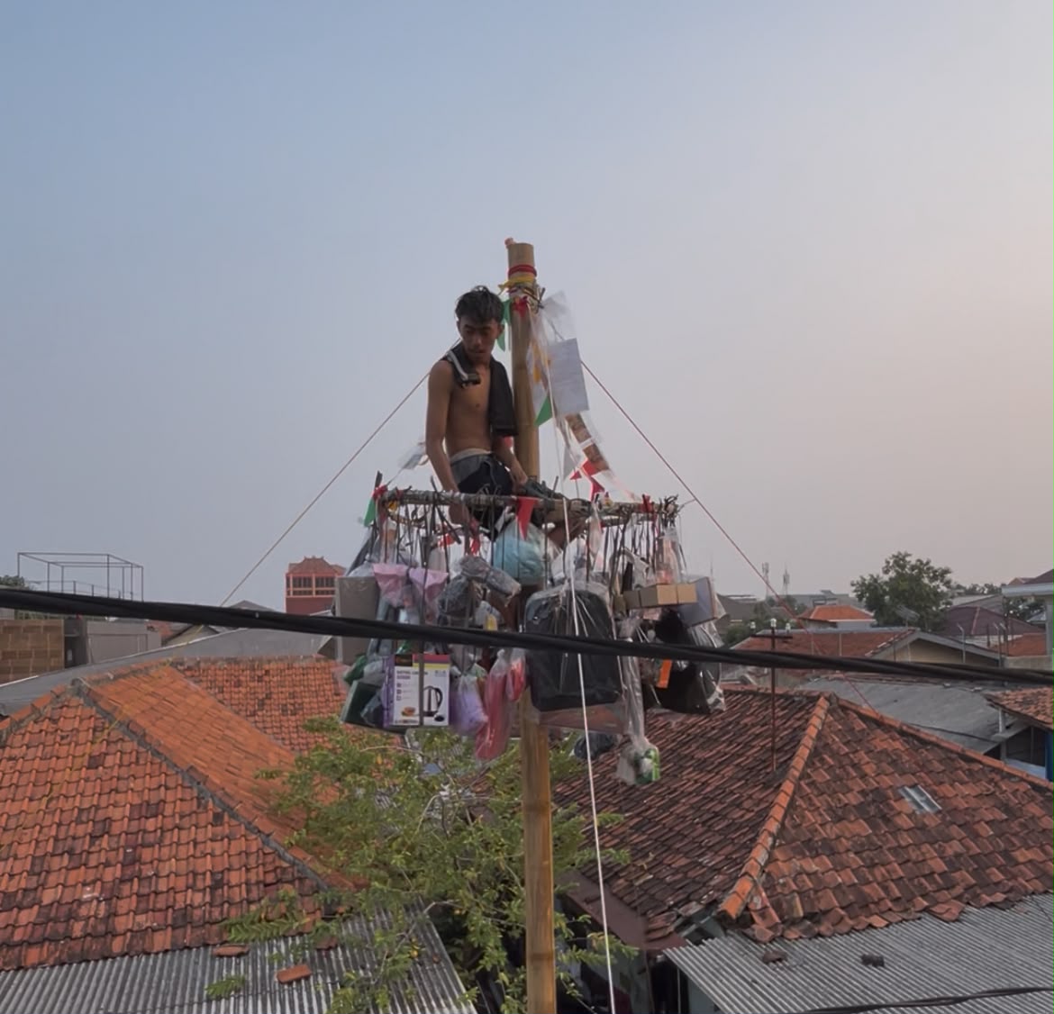 Panjat Pinang Jadi Puncak Semarak HUT RI ke-81 di RW 15 Sukasari