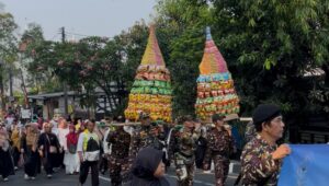 Ribuan Warga Berebut Gunungan di Penutupan Maulid Nusantara Kota Tangerang