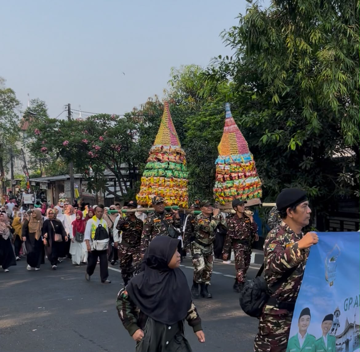 Ribuan Warga Berebut Gunungan di Penutupan Maulid Nusantara Kota Tangerang