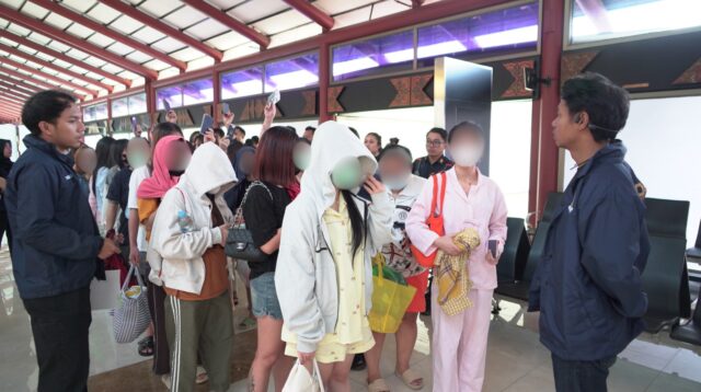 Terlibat Judi dan Penipuan Online, 25 WN Vietnam Dideportasi Imigrasi
