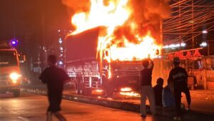 Truk Tronton Box Terbakar di Jalan Gatot Subroto Tangerang, Api Dipadamkan 2,5 Jam
