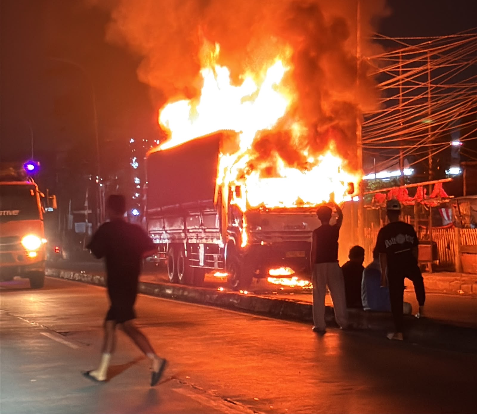 Truk Tronton Box Terbakar di Jalan Gatot Subroto Tangerang, Api Dipadamkan 2,5 Jam