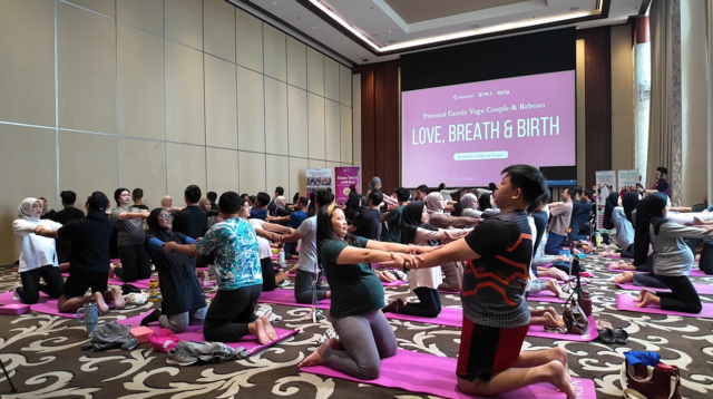 35 Pasangan Ikuti Couple Prenatal Yoga di Atria Hotel Gading Serpong