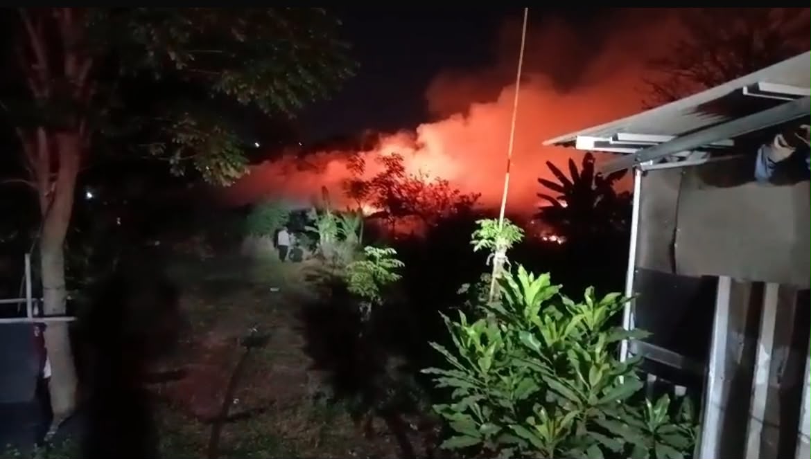 4 Hari Tak Kunjung Padam, Tumpukan Puing di Pinang Bikin Warga Sesak