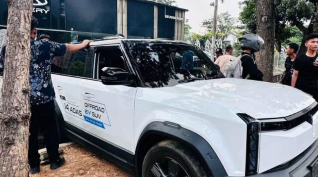 Chery J6 Masuk Selokan Saat Test Drive di Graha Raya