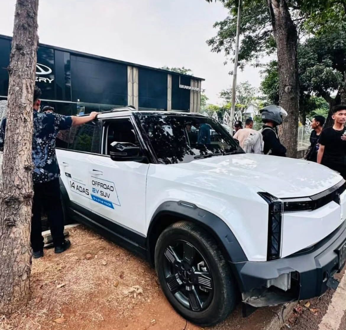 Chery J6 Masuk Selokan Saat Test Drive di Graha Raya