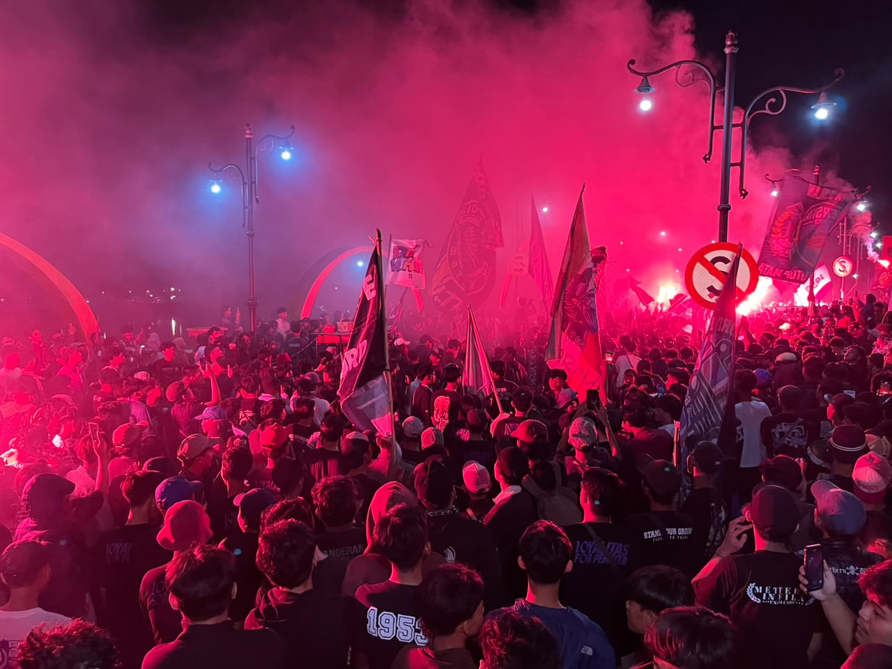 HUT ke-73 Persita, Persita Fans Gelar Ikrar Setia di Jembatan Kaca Tangerang