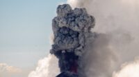 Jangan Sepelekan Abu Vulkanik Anak Krakatau, Ini Gejala yang Harus Diwaspadai Jangan Sepelekan Abu Vulkanik Anak Krakatau, Ini Gejala yang Harus Diwaspadai