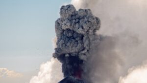 Jangan Sepelekan Abu Vulkanik Anak Krakatau, Ini Gejala yang Harus Diwaspadai