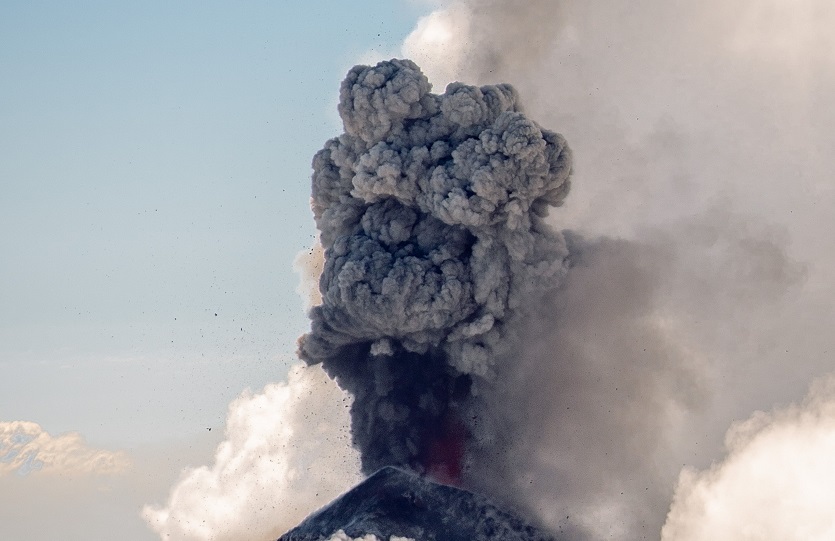 Jangan Sepelekan Abu Vulkanik Anak Krakatau, Ini Gejala yang Harus Diwaspadai