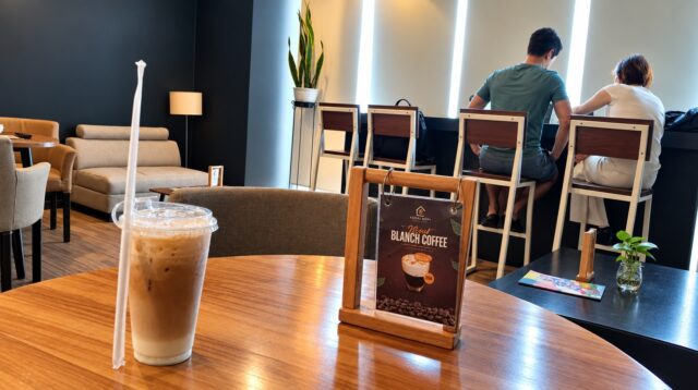 Jawab Gaya Hidup Urban, Golden Tulip Tangerang Hadirkan Kedai Kopi 'Smoking Indoor'